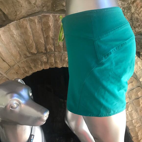 Athleta Green Swim Board Pull-On Shorts with Zipped Pocket Women’s Size 2 - Picture 3 of 7